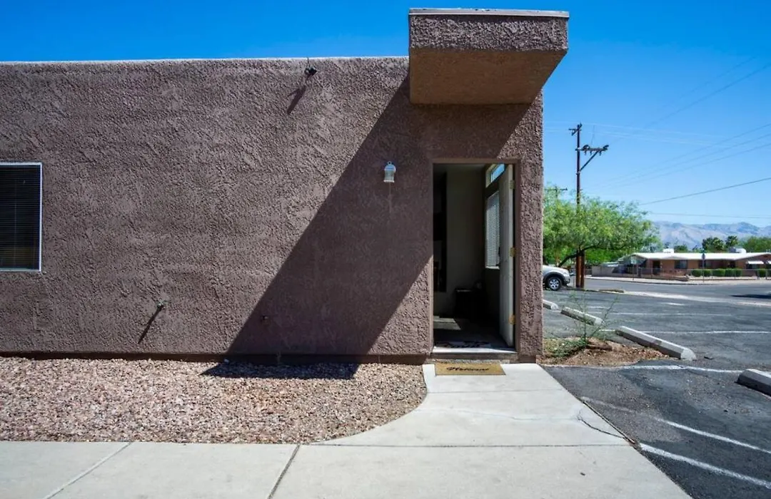 Comfortable And Bright 3-Bedroom Home In Tucson-1