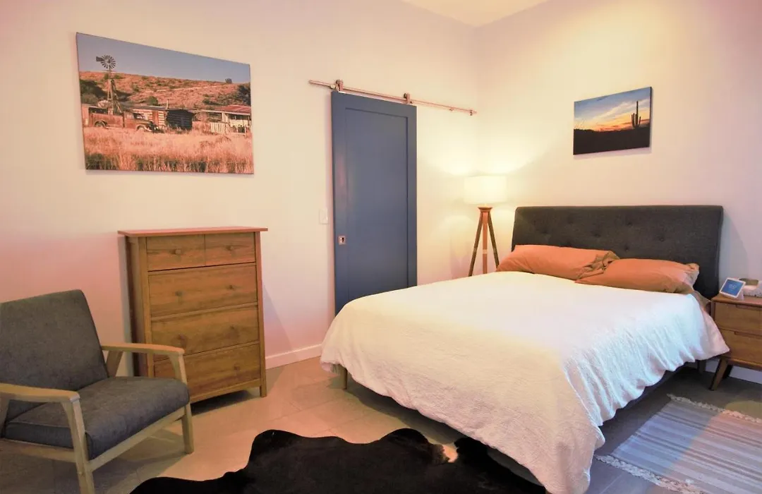 Modern Executive Suite W/ Kitchenette And Laundry-1