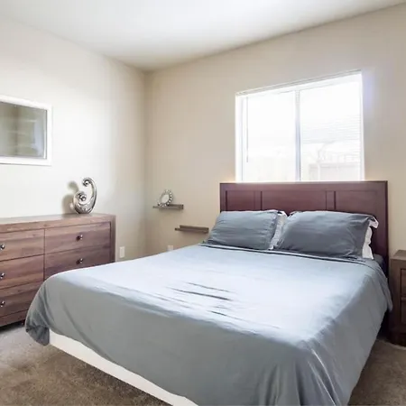 Comfortable And Bright 3-Bedroom Home In Tucson-3