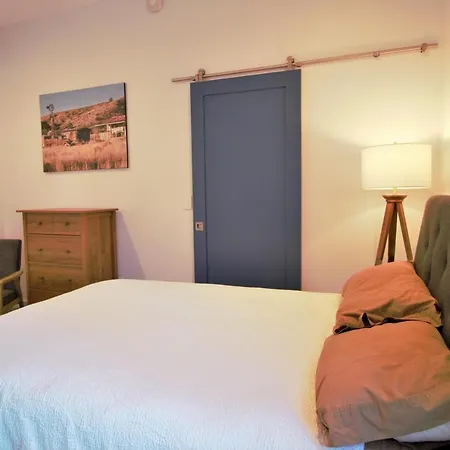 Modern Executive Suite W/ Kitchenette And Laundry-3