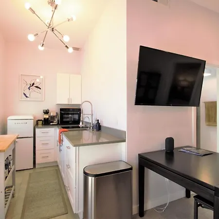Modern Executive Suite W/ Kitchenette And Laundry-2