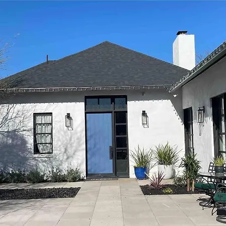 Modern Historic Downtown King Suite 600 Sq Ft-3