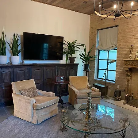 Modern Historic Downtown King Suite 600 Sq Ft-2